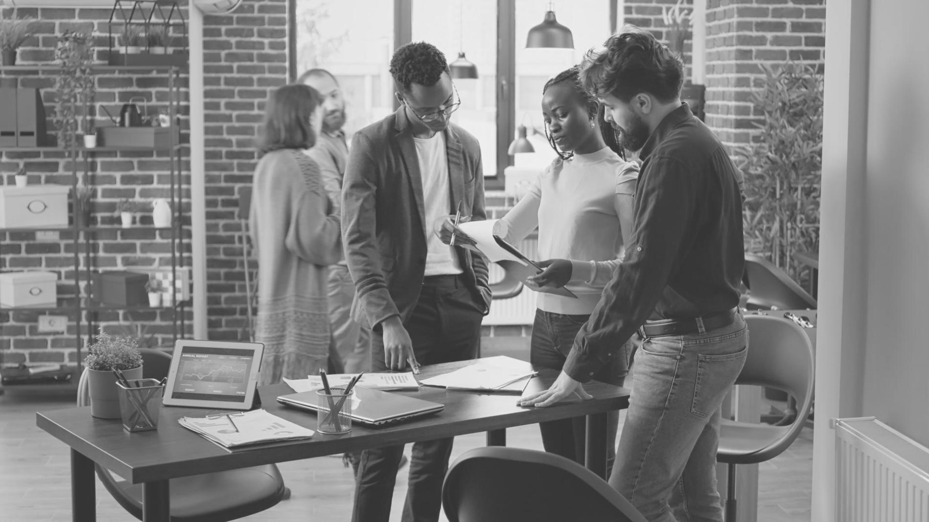 Vue d'ensemble de l'équipe urellarovinx travaillant sur des solutions budgétaires innovantes